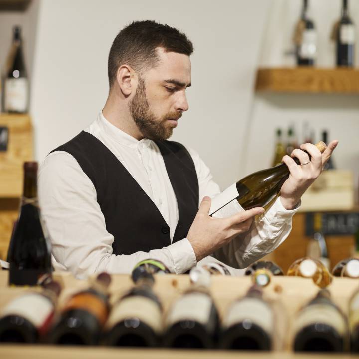 Sommelier dans sa cave à vin